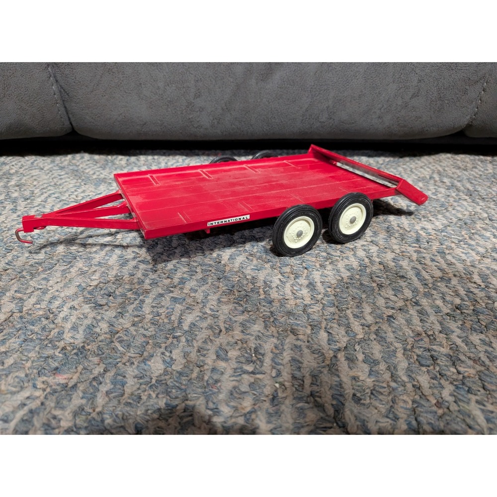 Vintage Ertl International Harvester Red Diecast Flatbed Trailer Farm Toy USA